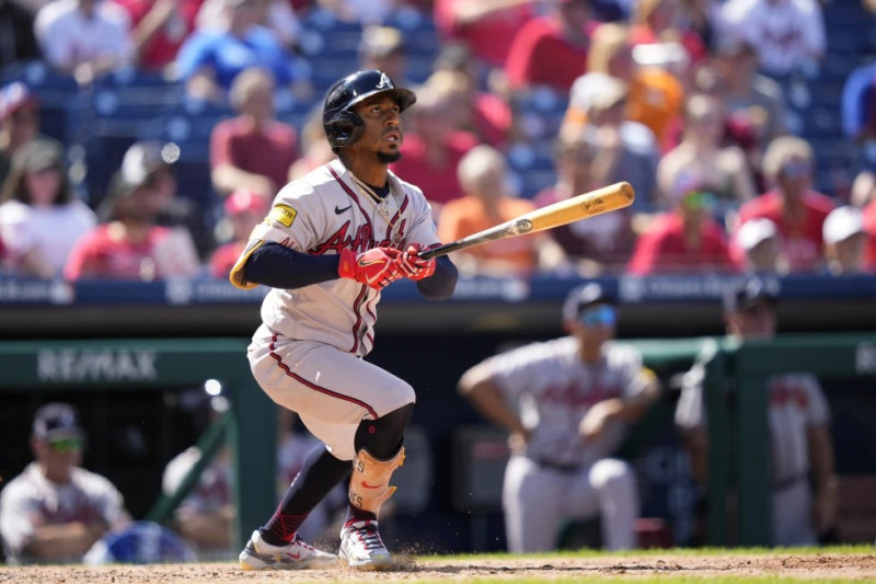 Ozzie Albies de los Bravos de Atlanta observa al conectar un doble ante los Filis en Filadelfia.