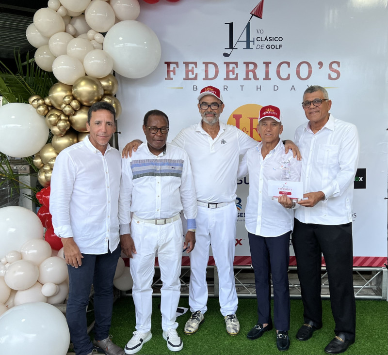 Desde la izquierda Harvey Gómez, Federico Félix, Héctor Acosta, Sigfrido Pared Pérez (campeón del torneo) y Rafael Villalona Calero.