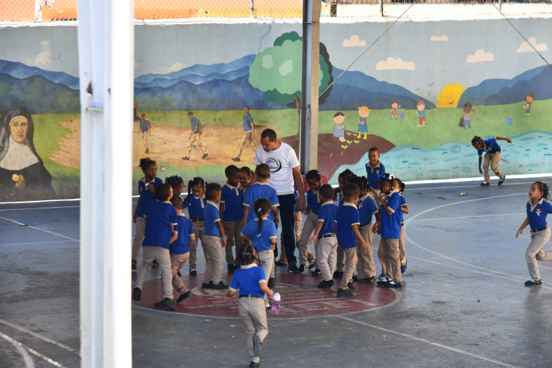 Estudiantes de la Escuela Virgen del Carmen en La Ciénaga del Distrito Nacional, donde hay una sobrepoblación estudiantil.