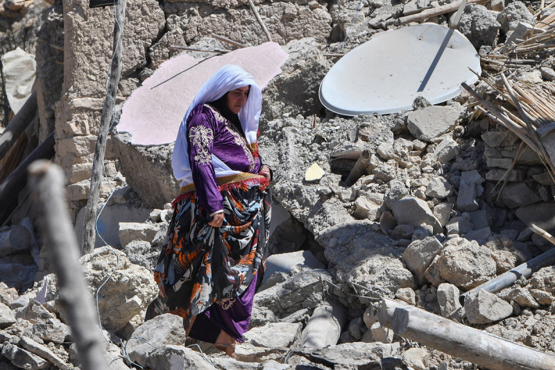 Una mujer busca entre los escombros de su casa en la aldea de Imoulas, en la provincia de Taroudant, una de las más devastadas en Marruecos tras el terremoto, el 11 de septiembre de 2023.