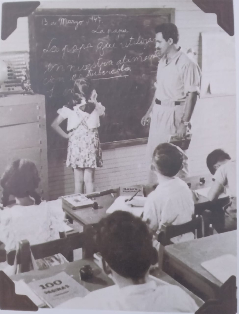 Una de las fotos expuestas muestra a niños recibiendo clases en el colegio Cristóbal Colón, fundado por la colonia judía de Sosúa.