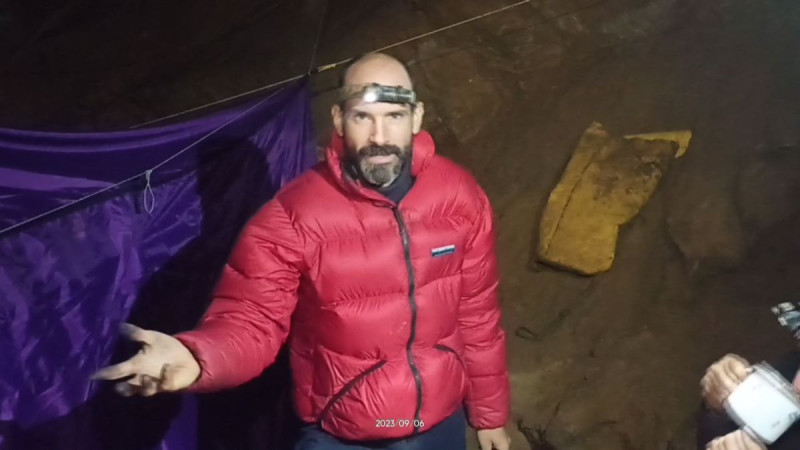 El espeleólogo estadounidense Mark Dickey mientras habla en un campamento en la cueva Morca de las Montañas Tauro en el sur de Turquía.