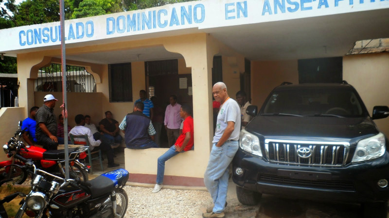 Haitianos hacen gestiones de visas dominicanas en uno de los consulados en Haití.