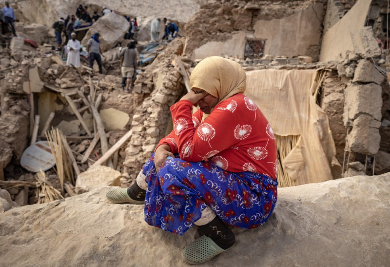 Una mujer reacciona ante los escombros de los edificios destruidos tras el mortal terremoto  en Marruecos
