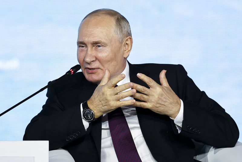 En esta imagen distribuida por Roscongress Foundation, el presidente de Rusia, Vladímir Putin, gesticula durante una intervención en el Foro Económico Oriental en Vladivostok, Rusia, el 12 de septiembre de 2023. (Sergey Shinov, Roscongress