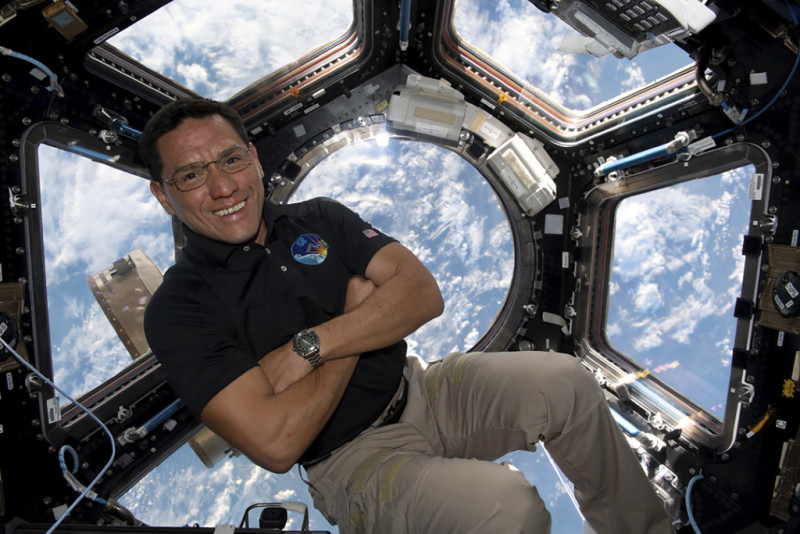 La imagen distribuida por NASA muestra al astronauta Frank Rubio flotando dentro de la cúpula, la "ventana al mundo" de la Estación Espacial Internacional. Rubio tiene ahora el récord de permanencia en el espacio, al superar la marca anterior de 355 días el 11 de setiembre de 2023 en la Estación Espacial Internacional. Arribó en setiembre del año pasado con dos cosmonautas rusos para una permanencia de rutina de seis meses.