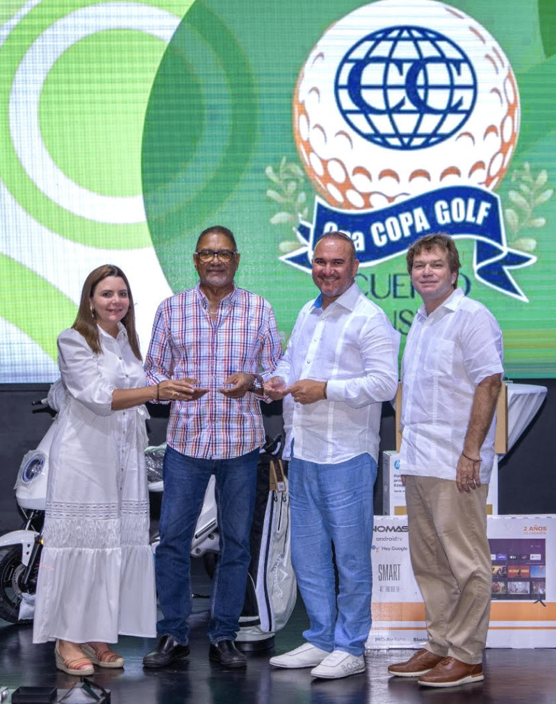 María José Turull y Ricardo Koening (extremos), premian a los campeones de la categoría C de la 9na. Copa Cuerpo Consular, Adolfo Molina y Rafael Pérez Barroso.