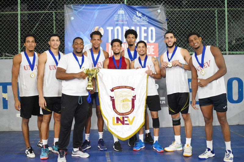Jugadores del equipo de la Universidad Nacional Evangélica luego de ganar la final masculina del Torneo Nacional Universitario de Voleibol.