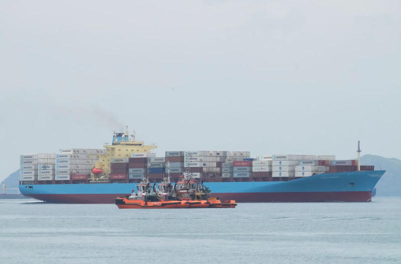 Un carguero navega por el lado del Pacífico hacia el Canal de Panamá en la ciudad de Panamá, ayer,