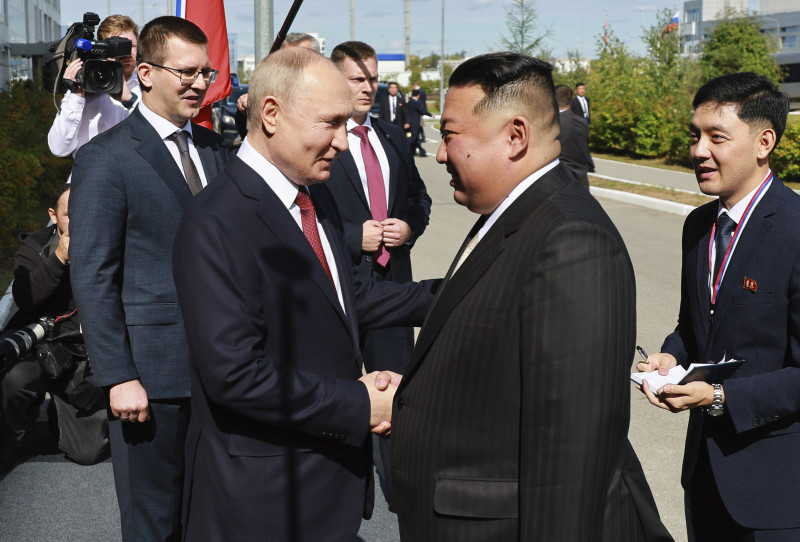 El presidente de Rusia, Vladímir Putin (izquierda), y el líder norcoreano, Kim Jong Un, se estrechan la mano durante un encuentro en el cosmódromo de Vostochny, a las afueras de la ciudad de Tsiolkovsky, a unos 200 kilómetros (125 millas) de la ciudad de Blagoveshchensk, en la región de Amur, en el extremo oriental de Rusia, el 13 de septiembre de 2023.