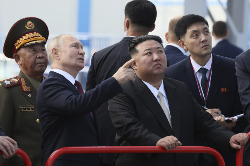 El presidente de Rusia, Vladimir Putin, y el líder de Corea del Norte, Kim Jong Un, examinan una plataforma de lanzamiento aeroespacial durante un encuentro en el cosmódromo de Vostochny, a las afueras de la ciudad de Tsiolkovsky, a unos 200 kilómetros (125 millas) de la ciudad de Blagoveshchensk, en la región de Amur, en el extremo oriental de Rusia, el 13 de septiembre de 2023.