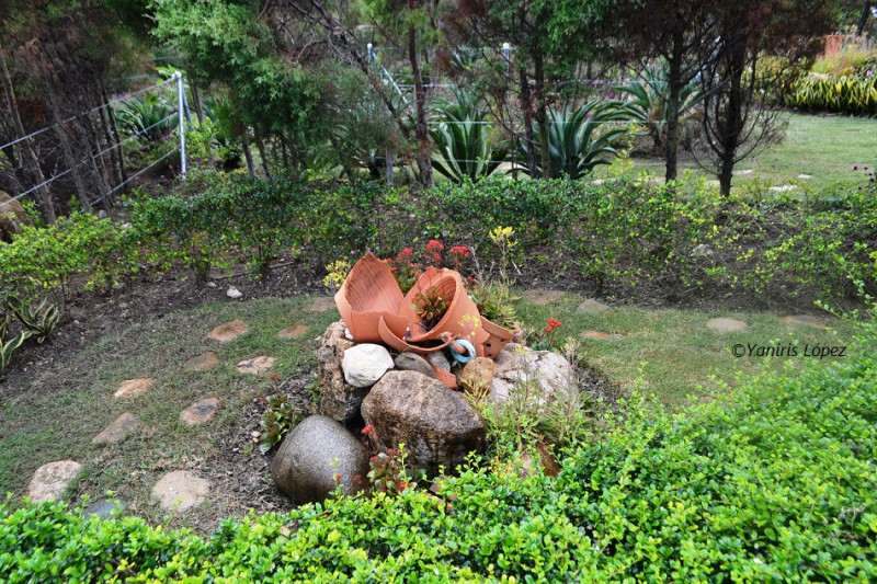 Pequeños jardines con tinajas o piedras a modo de asientos ‘acorralan’ al visitante.