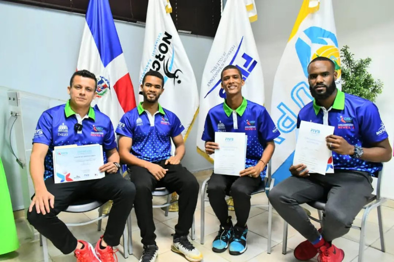 Cuatro de los asistentes al  "Curso Internacional para Entrenadores y Profesores de Educación Física FIVB Nivel Uno" muestran los certificados recibidos.