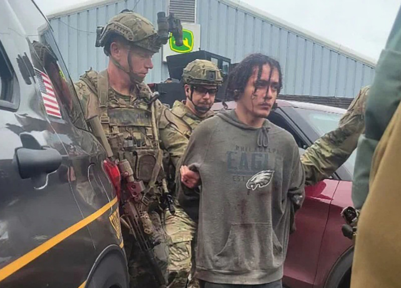 Esta fotografía publicada por la Policía Estatal de Pensilvania muestra la detención del fugitivo Danelo Cavalcante el 13 de septiembre de 2023.