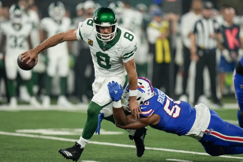 Aaron Rodgers (8), de los Jets, es derribado por atendido por Greg Rousseau (50) de los Bills de Buffalo, el pasado lunes, en East Rutherford, Nueva Jersey.