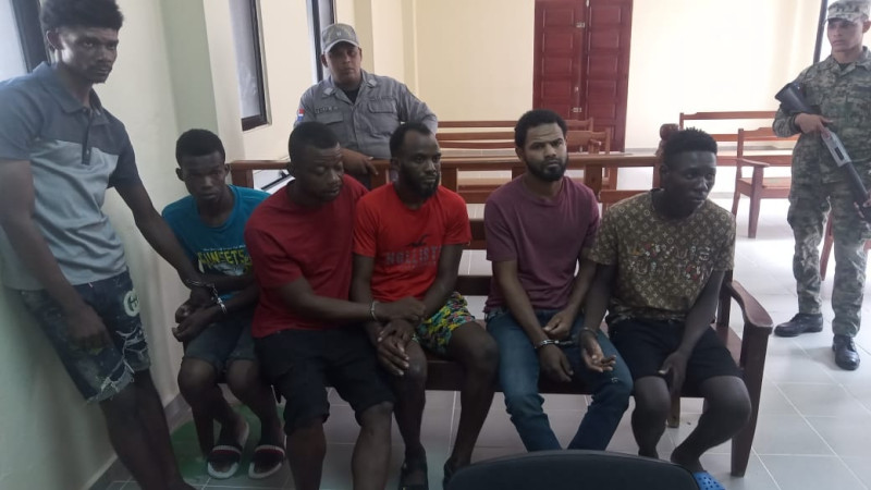 Los haitianos acusados de matar a la familia en Aminilla, fueron llevados ayer al tribunal.