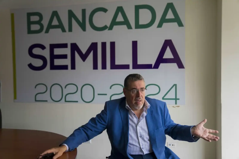 Bernardo Arévalo exigió el martes la renuncia de cuatro funcionarios por orquestar un plan de golpe de Estado y anunció que presentaría las querellas.