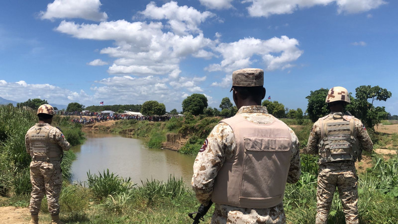 Militares haitianos y dominicanos estuvieron ayer vigilando, ambos en sus territorios, hacia el  lugar donde es construido el canal de riego.
