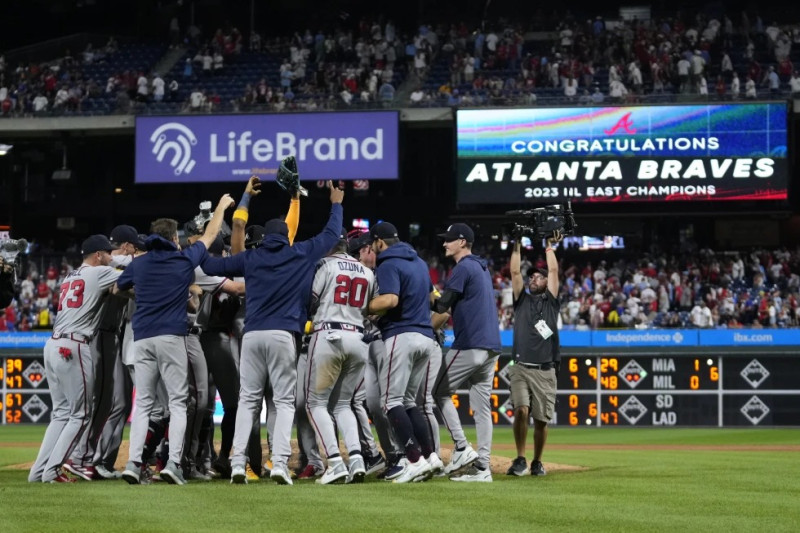 Jugadores de los Bravos de Atlanta celebran tras ganar el banderín de su división.