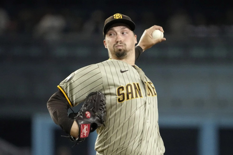 Blake Snell, abridor de los Padres de San Diego, hace un lanzamiento en el juego del miércoles  ante los Dodgers de Los Ángeles.