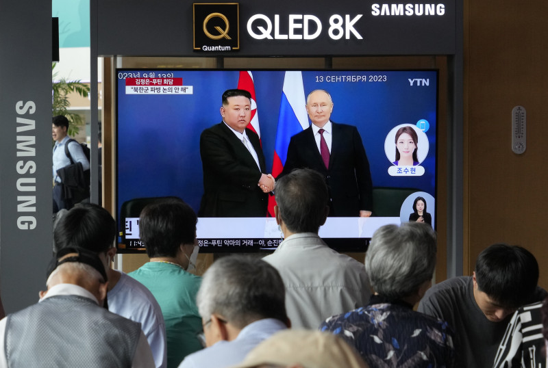 Una pantalla de televisión muestra una imagen de la reunión entre el presidente de Rusia, Vladímir Putin (derecha), y el líder de Corea del Norte, Kim Jong Un, en un noticiero, en la estación de tren de Seúl, en Corea del Sur, el 14 de septiembre de 2023.