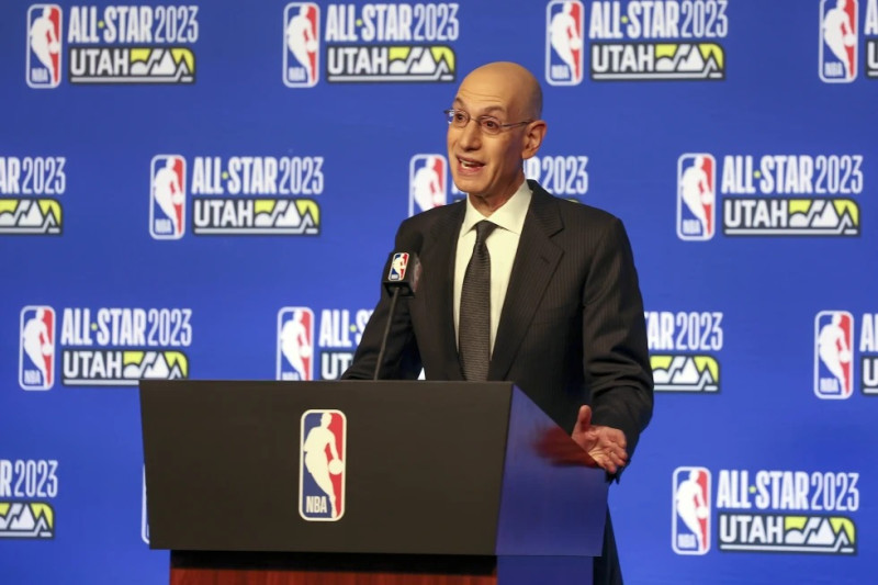 Adam Silver, comisionado de la NBA, responde a la prensa durante una conferencia realizada el sábado 18 de febrero de 2023 en Salt Lake City.