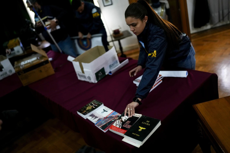 Agentes federales colocaron libros incautados en cajas, luego de mostrarlos a la prensa.