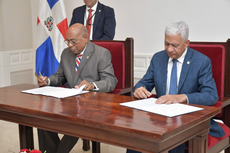 Los presidentes del Tribunal Constitucional y del Senado firmaron ayer un acuerdo.