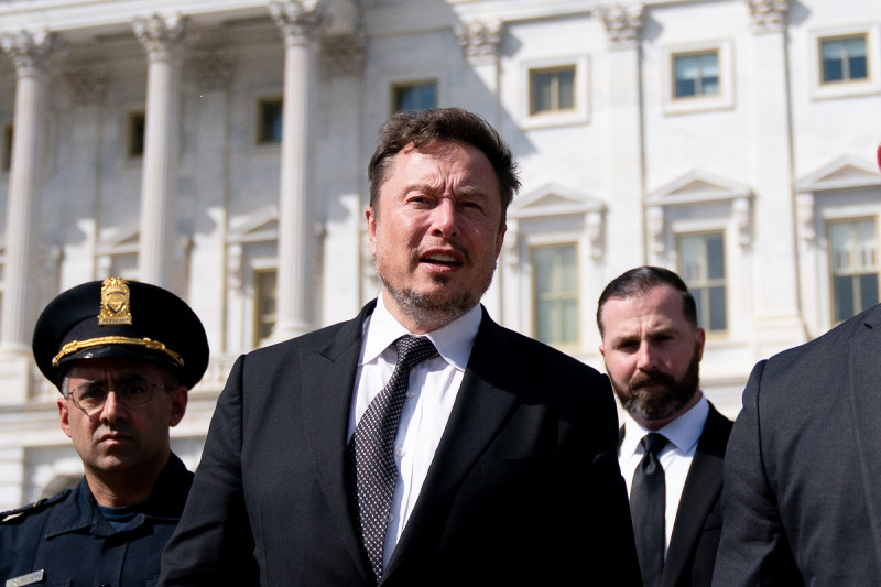 Elon Musk parte tras una reunión en la oficina del presidente de la Cámara de Representantes de los Estados Unidos, Kevin McCarthy (R-CA), en el Capitolio de los Estados Unidos en Washington, DC,