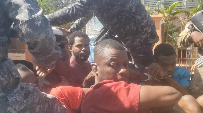 El miércoles 13 las autoridades pospusieron la coerción en contra de los haitianos implicados en el asesinato de una familia dominicana en Aminilla. La suspensión se debió a la falta de intérprete judicial en creole.