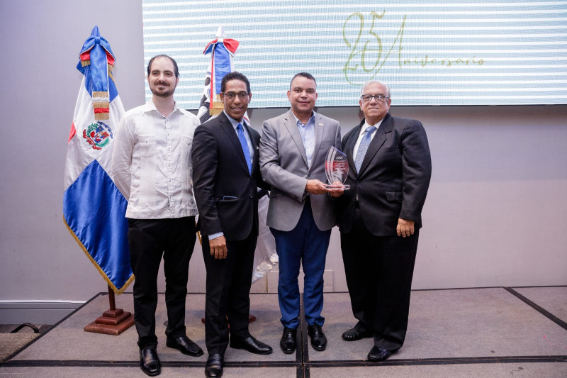 El doctor David Cuevas, coordinador de trasplante, reciben de manos del doctor Fernando Morales, director del Incort la placa en reconocimiento
