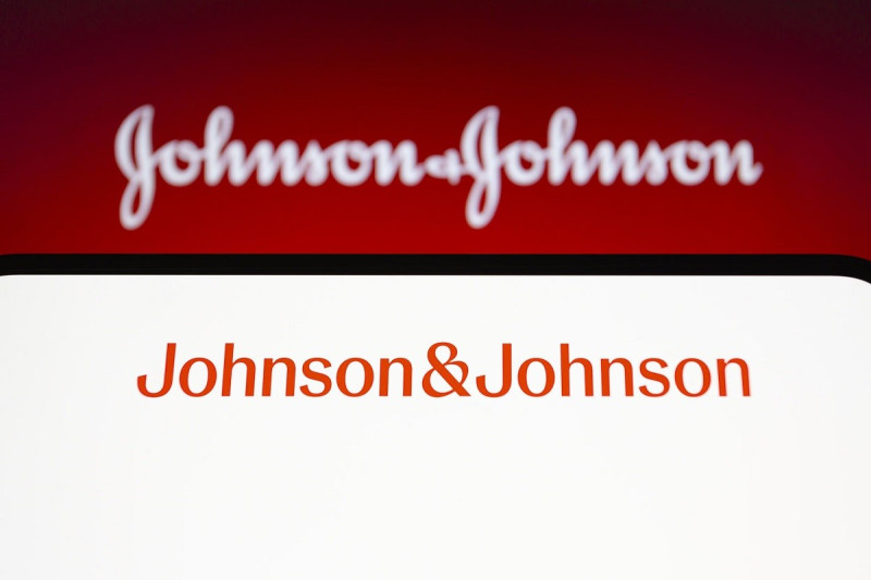 El antiguo logo de la empresa Johnson and Johnson (arriba) y el nuevo (abajo)