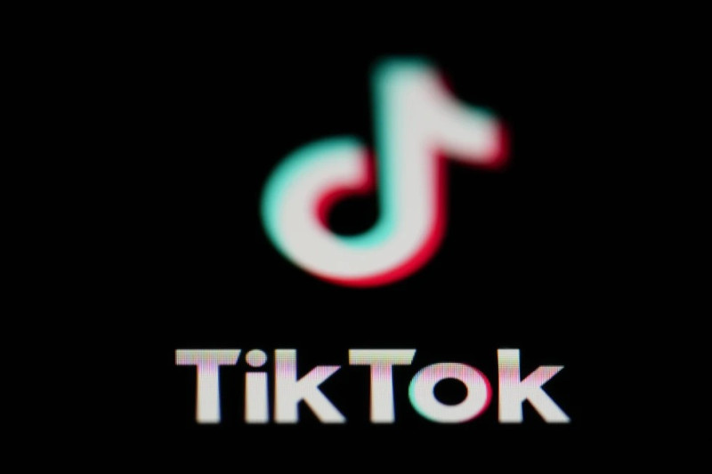 El icono de la aplicación TikTok para compartir videos se ve en un teléfono inteligente el 28 de febrero de 2023. Los reguladores europeos impusieron a TikTok una multa de 368 millones de dólares el viernes 15 de septiembre de 2023 por no proteger la privacidad de los niños.