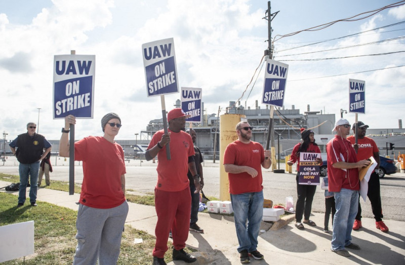 Miembros del sindicato UAW hacen un piquete frente a la planta de ensamblaje de Ford Michigan en Wayne, Michigan, el 15 de septiembre de 2023.