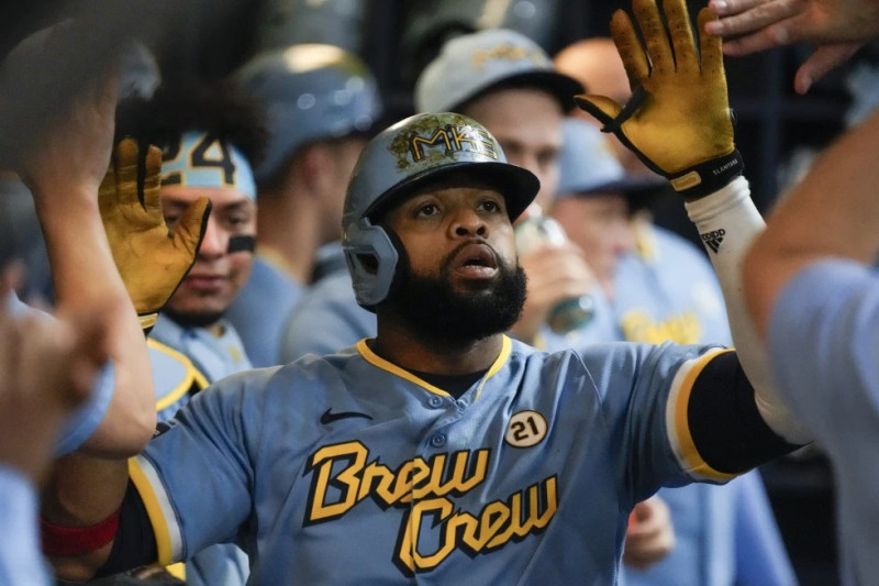 El dominicano Carlos Santana, de los Cerveceros de Milwaukee, festeja luego de conectar un jonrón en el juego del viernes ante los Nacionales de Washington.