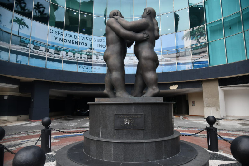 Desde hace más de dos décadas, la obra “Los bailadores” de Botero reposa en la plaza frontal de Malecon Center