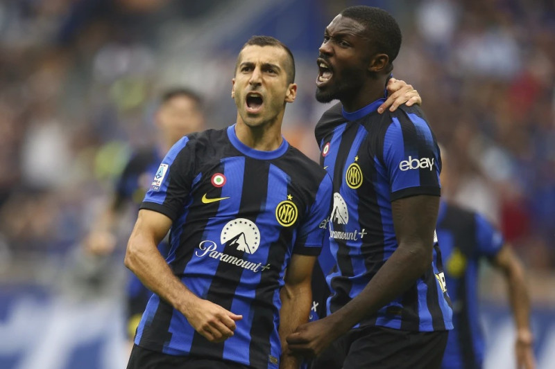 Marcus Thuram del Inter de Milán celebra con su compañero Henrikh Mkhitaryan tras anotar el segundo gol de su equipo en el derbi ante el AC Milan en San Siro.