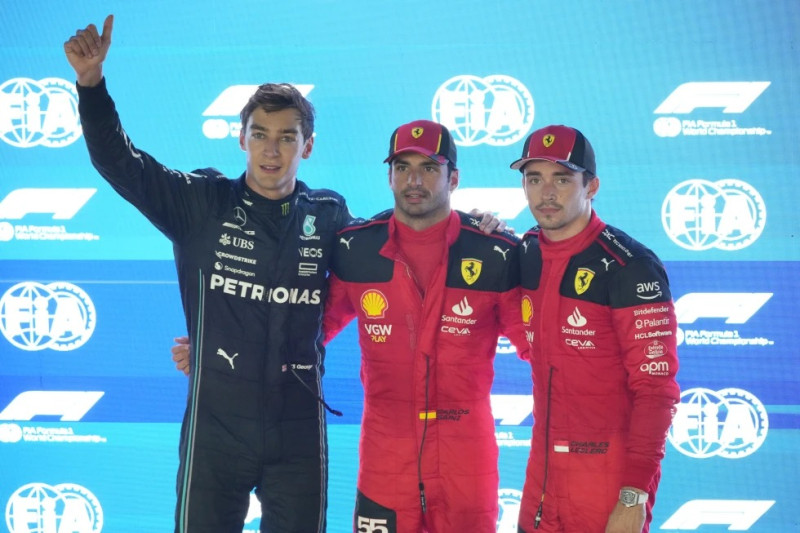 Carlos Sainz de Ferrari posa con George Russell y su coequipero de Ferrari Charles Leclerc tras terminar primero en la clasificación para el Gran Premio de Singapur.