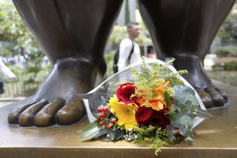 Flores a los pies de una escultura del artista colombiano Fernando Botero