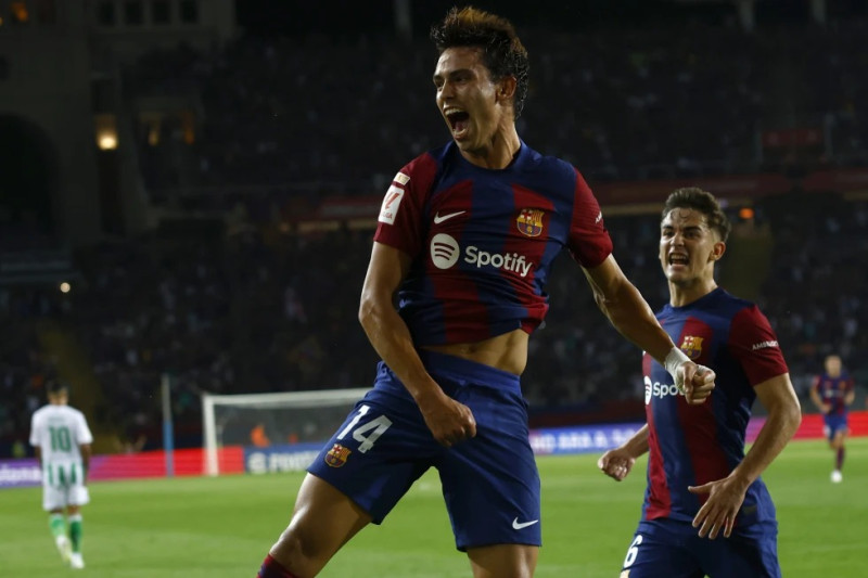 Joao Felix del Barcelona celebra tras anotar el primer gol de la goleada de su equipo ante el Real Betis en la liga española el sábado 16 de septiembre.