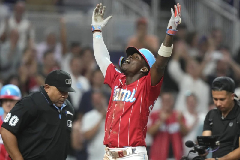 Jazz Chisholm Jr., de los Marlins de Miami, festeja tras conectar un grand slam ante los Bravos de Atlanta