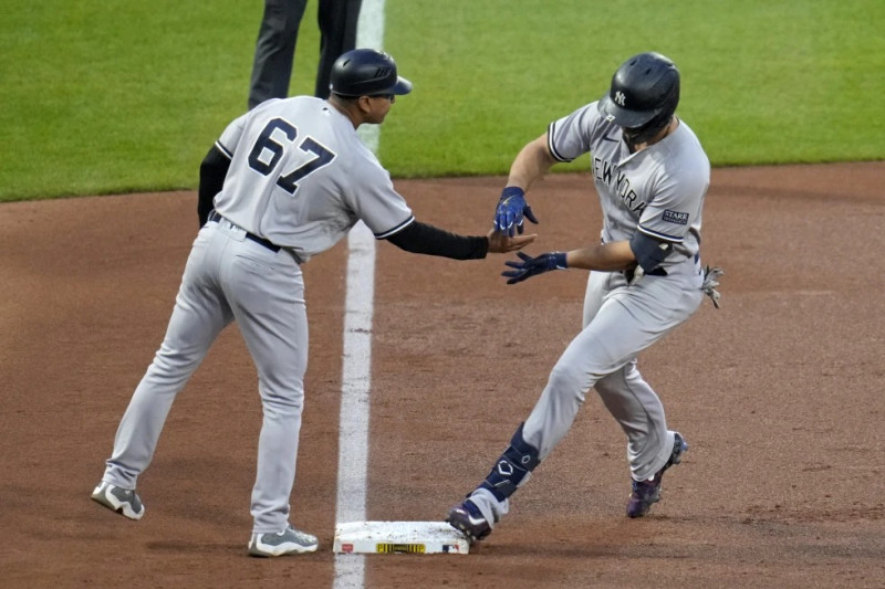 Giancarlo Stanton, de los Yanquis, recibe la felicitación del coach de la antesala Luis Rojas, luego de batear un jonrón en el encuentro ante los Piratas de Pittsburgh,