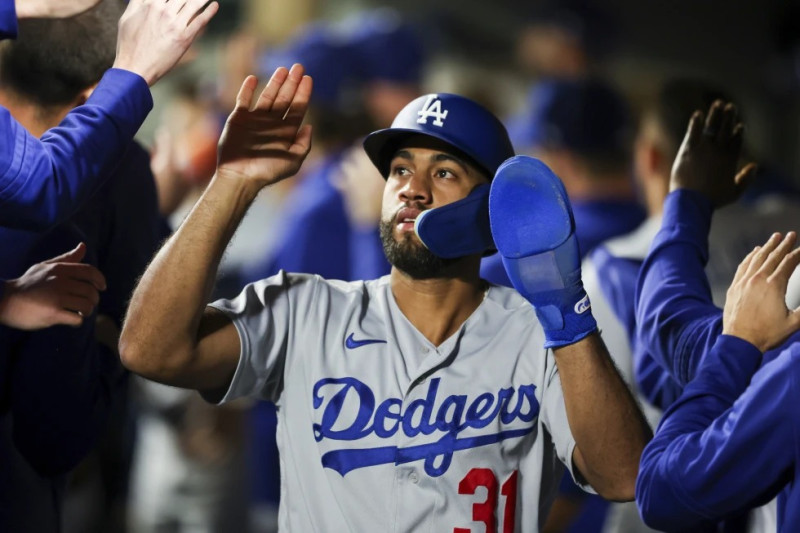 El dominicano Amed Rosario, de los Dodgers de Los Ángeles, festeja en la cueva durante el décimo inning del duelo ante los Marineros de Seattle.
