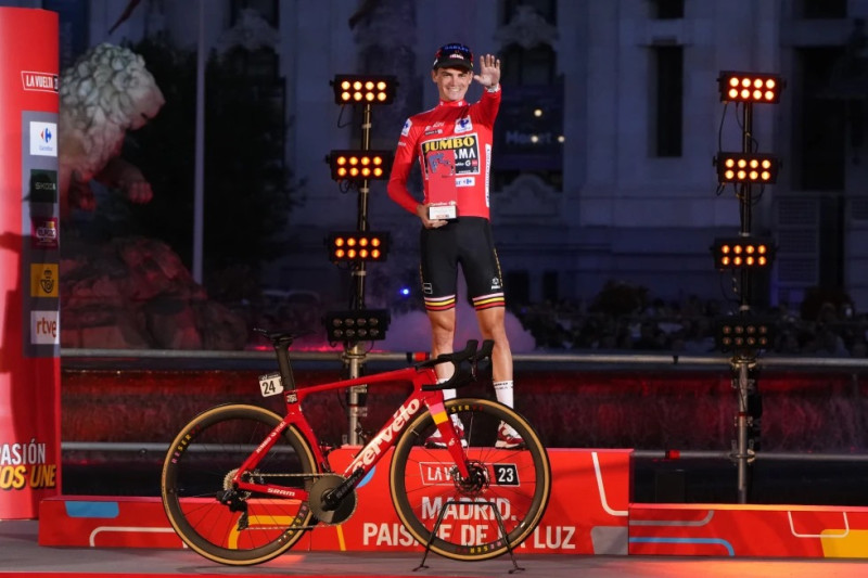 Sepp Kuss de Jumbo-Visma celebra en el podio luego de consagrarse campeón de la Vuelta a España en el Hipódromo de La Zarzuela, en Madrid.