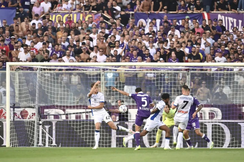 Giacomo Bonaventura (segundo izquierda) anota el primer gol de la Fiorentina en la victoria 3-2 ante Atalanta en la Serie A, en Florencia.