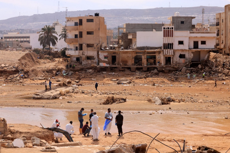 Los equipos de rescate ayudan en las labores de socorro en la ciudad de Derna, en el este de Libia, el 17 de septiembre de 2023, tras inundaciones repentinas mortales.