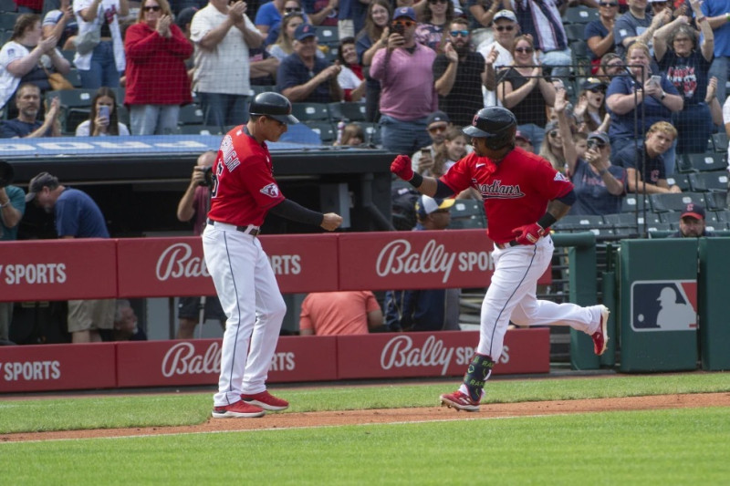 José Ramírez de los Guardianes de Cleveland pasa por tercera base tras batear un jonrón ante los Rangers de Texas, el domingo en Cleveland.