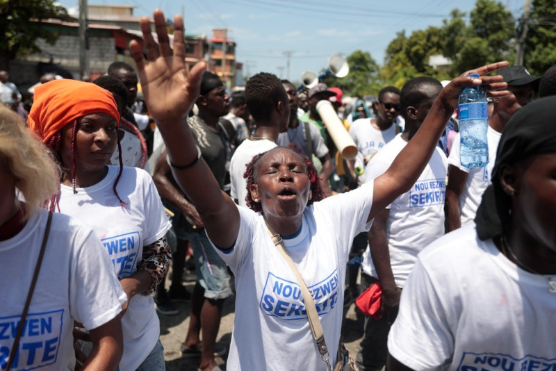 Manifestantes caminan quemando neumáticos durante una protesta contra la inseguridad en Puerto Príncipe, Haití, el domingo 17 de septiembre de 2023.