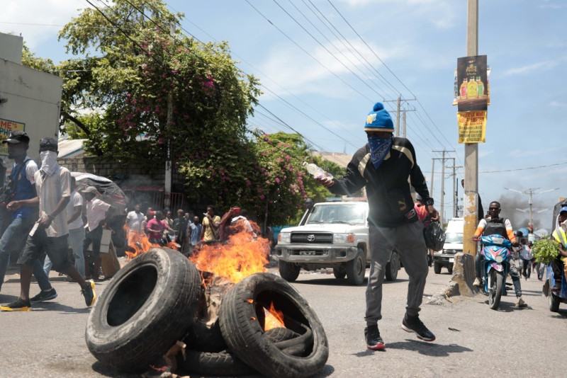 Durante la protesta, los haitianos quemaron gomas en diversas calles.