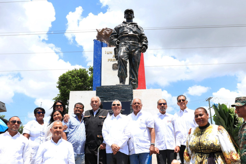 La estatua está en el Paseo de la Historia, en el municipio Santo Domingo Este.